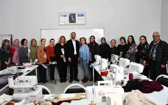 Beylikova'da kadınlar için bin çiçek dağıtıldı