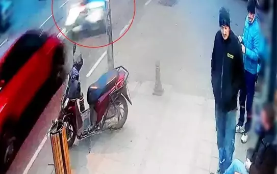 Çorlu'da Motosikletli Kurye Kaza Geçirdi