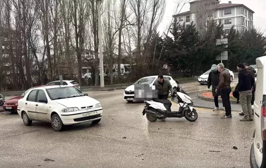 Bolu'da Motosiklet ile Otomobil Çarpıştı