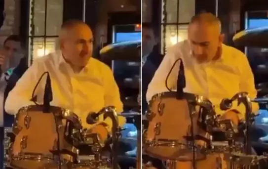 Etrafı yangın yerine dönen ülkenin liderinin rahatlığına bakın