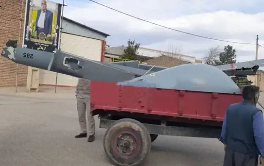 İran'da düşürülen İsrail İHA'sı traktörle sokak sokak taşınarak sergilendi