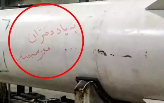 İran'dan Tel Aviv'e fırlatılan füzenin üzerine ''Minab okulu kız öğrencilerinin anısına'' yazıldı