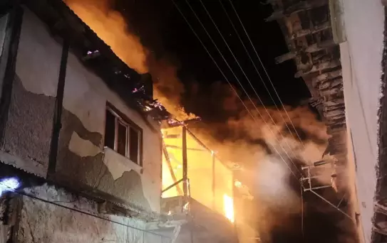 Uşak'ta Ev Yangını Kontrol Altına Alındı