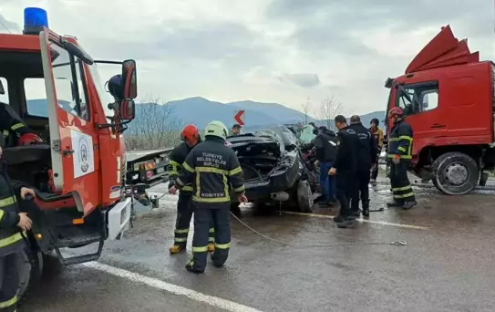 Zonguldak'ta aracıyla kamyona çarpan polis sürücü ağır yalandı