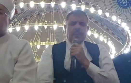 Bakan Çiftçi teravihten sonra böyle Kur'an-ı Kerim okudu