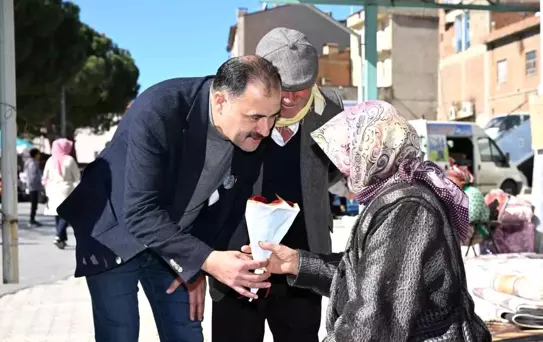 Başkan Kara'dan emekçi kadınlara ve sağlık çalışanlarına çiçek