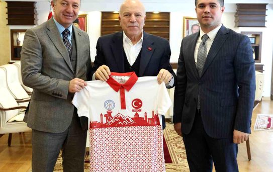 Başkan Sekmen'e Erzurum temalı forma