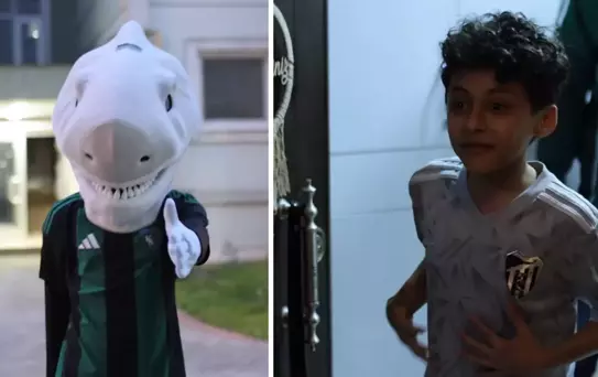 Maskotun altından çıkan kişiyi görünce heyecandan elleri titredi