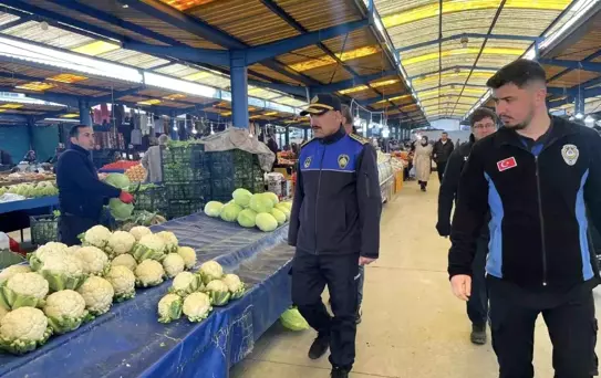 Meyve sebze pazarında fiyat etiketi denetimi