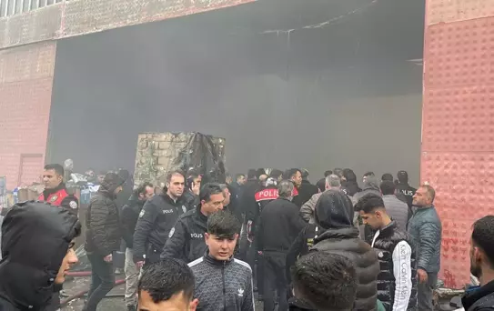 Şanlıurfa'da Depo Yangını: İş Yerleri Tahliye Edildi