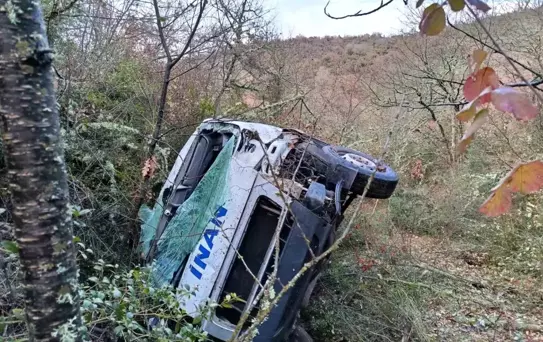 Bilecik'te Servis Aracı Uçuruma Yuvarlandı