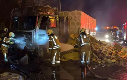Tuzla'da Tır Yangını Trafiği Kilitledi