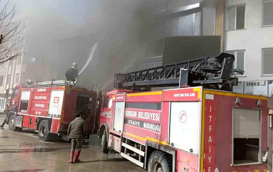 Üç katlı iş yerinde çıkan yangın paniğe neden oldu