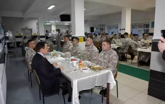 Vali Işın, Askerlerle İftar Sofrasında