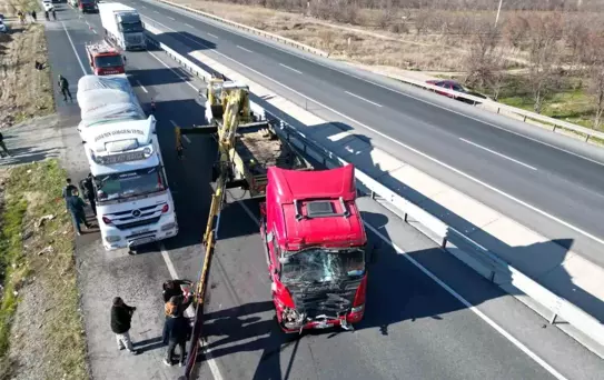 Afyonkarahisar'da Minibüse Tır Çarptı