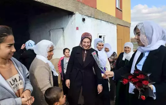 Kadınlar Günü'nde Karanfil Dağıtımı