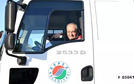 Başkan Kocagöz işçi elbisesini giydi, iş makinesinin başına geçti