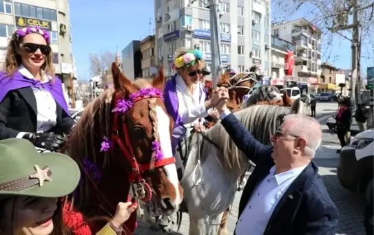 Edremit'te Kadınlar Günü'nde atlı kortej