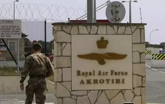 Güney Kıbrıs'a bulunan İngiliz üslerindeki ailelerin zorunlu tahliye süreci uzatıldı