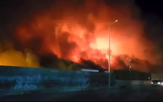 Kadirli OSB'de tavuk fabrikasında çıkan yangın sabaha karşı söndürüldü