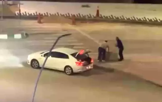 Kaldırım taşı çalan 2 zanlı yakalandı