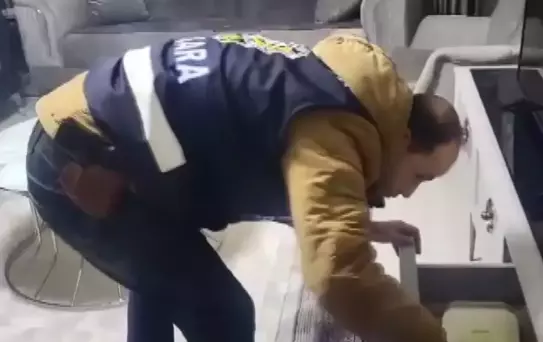 Kendilerini polis ve savcı olarak tanıtıp 15 milyon lira dolandıran şüpheliler yakalandı