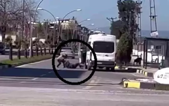 Korku dolu anlar kamerada: Yere yatırdığı minibüs şoförünü defalarca yumrukladı