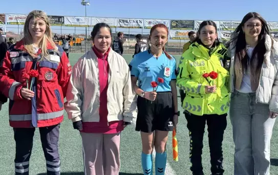 Kulu'da kadın hakem, polis ve sağlıkçıya 8 Mart'ta çiçek