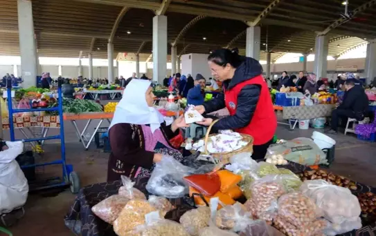 Kuyucak Belediyesi pazaryerinde kadınların gününü kutladı
