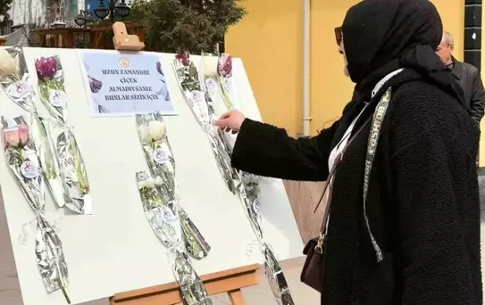 Yazıyı okuyan çiçek aldı: Yaşlı kadın hayatında ilk kez bu mutluluğu yaşadı