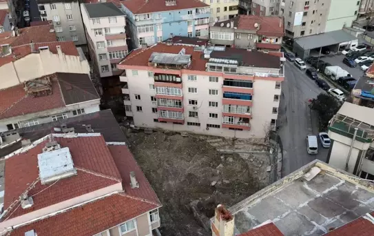Bahçelievler'de temeli kayan bina havadan görüntülendi