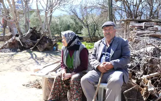 Denizli'de Depremde Yaşlı Çift Evlerinin Önünde Bekliyor
