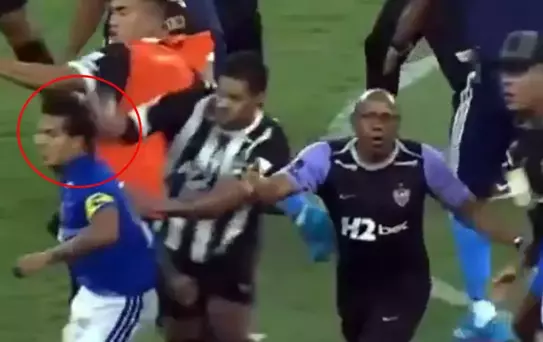 Derbi savaş alanına döndü! Rakibine yumruk attı