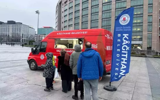 Kağıthane'de iftara yetişemeyenlere sıcak çorba ikramı