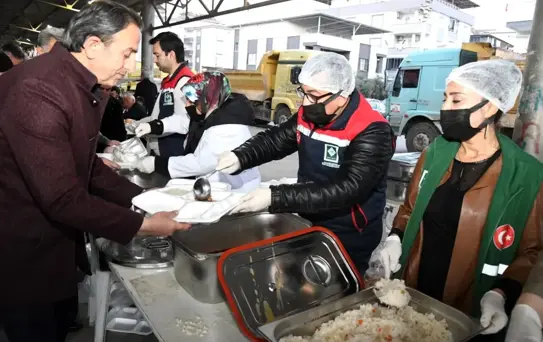 Osmaniye'de vatandaşlar iftar sofrasında buluştu