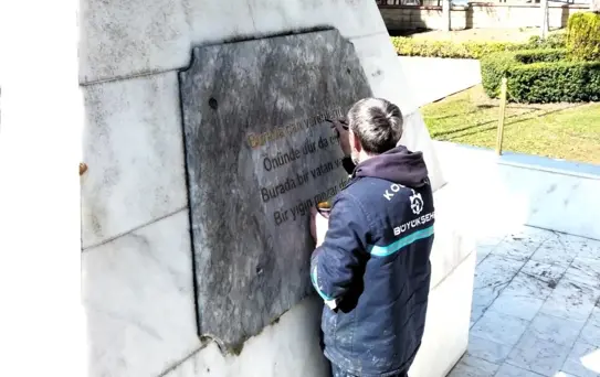 Şehitlikler 18 Mart'a hazırlanıyor