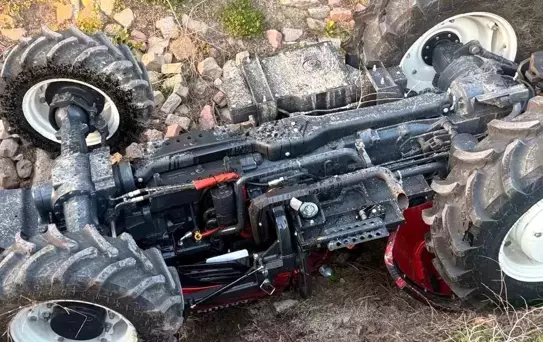 Tarsus'ta Traktör Devrildi: Sürücü Hayatını Kaybetti