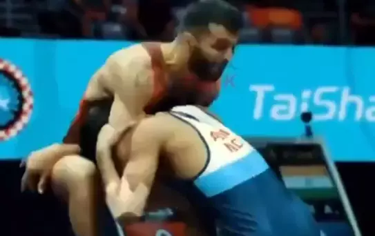 Azerbaycanlı milli güreşçi Hint rakibine 13 saniyede kabusu yaşattı