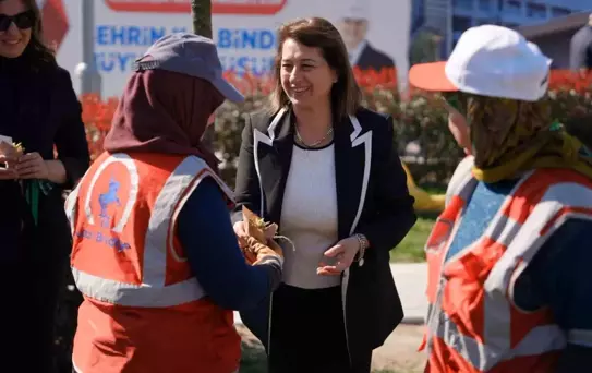 Belediye personellerine kadınlar günü sürprizi