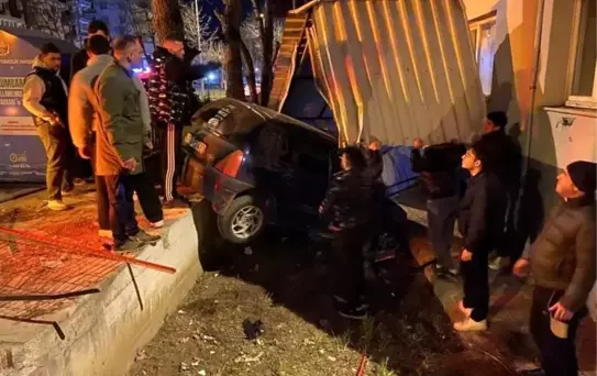 Mudanya'da Kaza: Otomobil Gümrük Evi Bahçesine Uçtu