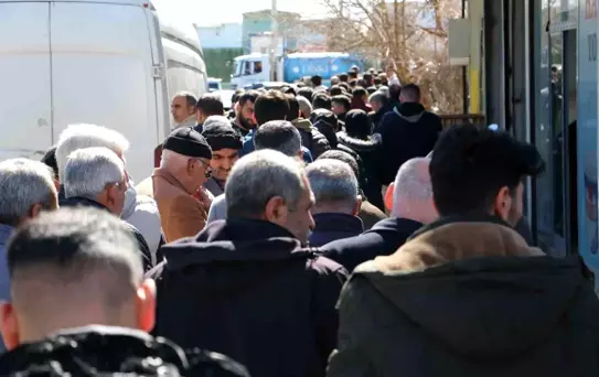 Diyarbakır'da APP Plaka Değişimi İçin Uzun Kuyruklar