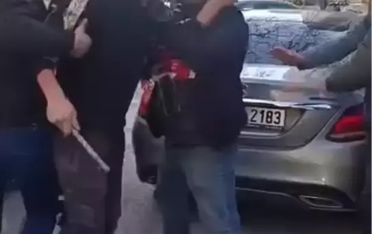 Kadıköy'de trafikte dehşet, kamyonet şoförüne demir çubukla saldırdılar