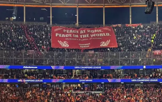 Liverpool taraftarlarından maça damga vuran Atatürk pankartı