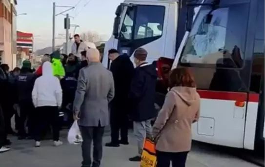 Samsun'da Tramvay ile Kamyon Çarpıştı