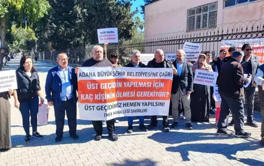 Üst geçit isteyen mahalleli eylem yapıp belediyeye tepki gösterdi