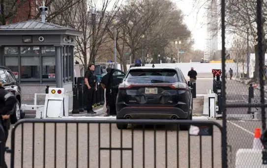 ABD'de Beyaz Saray'ın yakınlarındaki barikata çarpan minibüsün sürücüsü gözaltına alındı