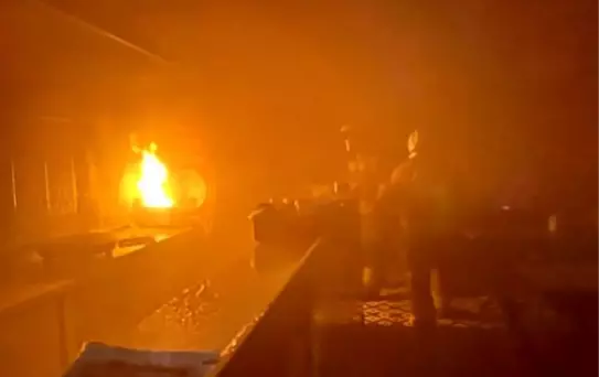 Antakya'da kızartma makinesinden çıkan yangında dönercide alevler yükseldi