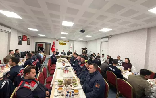 Aslanapa Kaymakamı Tosun, emniyet ve jandarma personeliyle iftar programında buluştu
