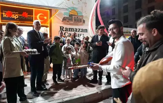 Başkan Hallaç'a Ramazan Çarşısı'nda sürpriz doğum günü kutlaması