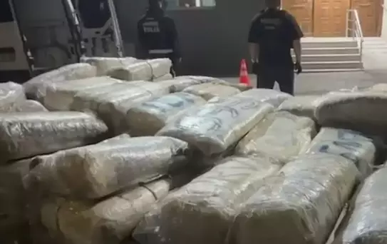 İzmir'de 1 tonu aşkın uyuşturucu ele geçirildi